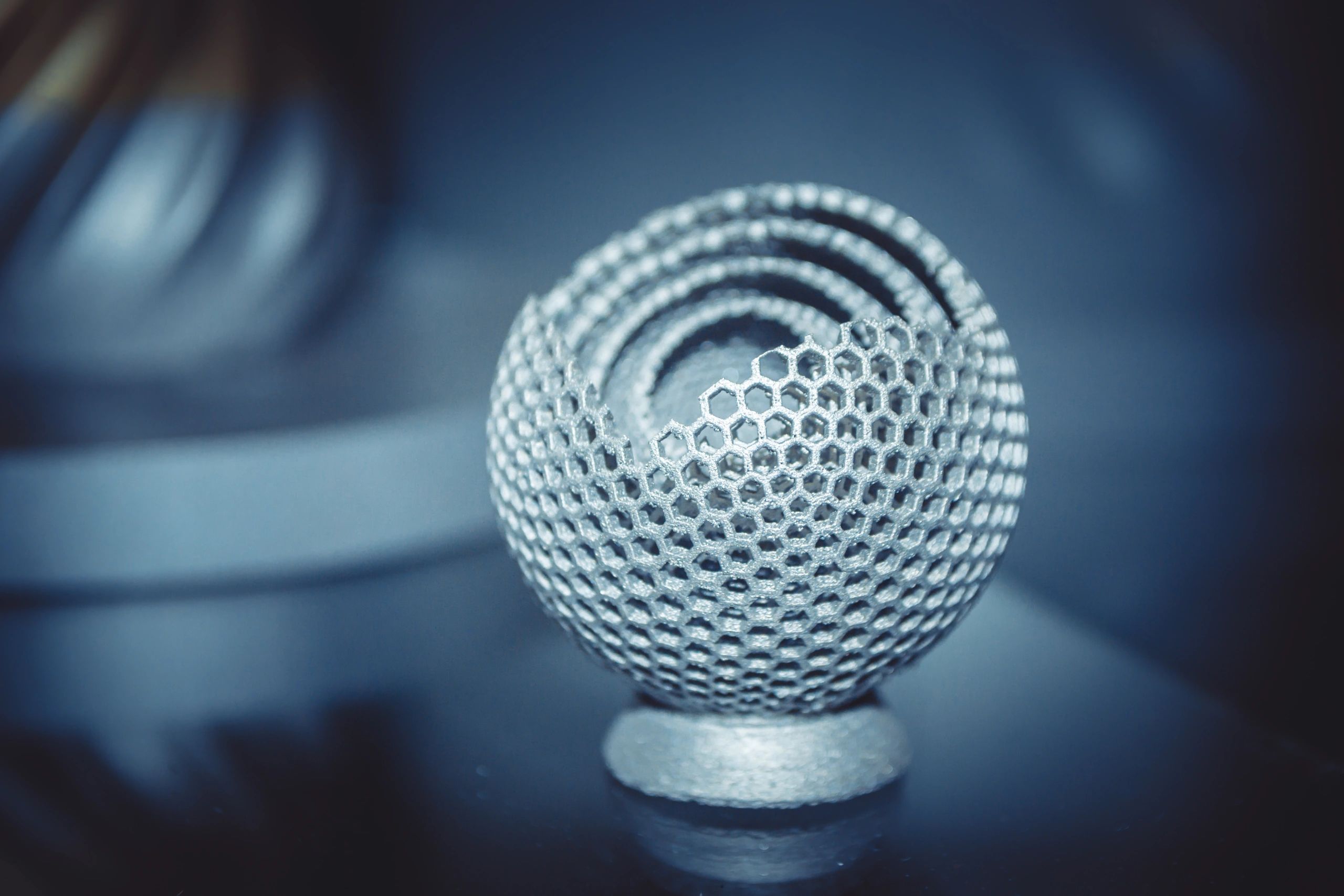 Metal 3D printer producing a precision component from powder